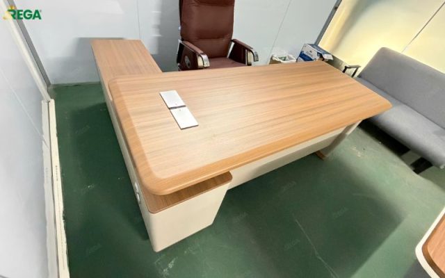 Rega thi công nội thất văn phòng Sun Model Mặt bàn giám đốc Sun Model được REGA làm rộng tiện nghi
