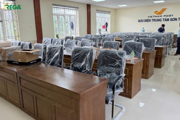 Bố trí các dãy bàn ghế khoa học trong dự án nội thất văn phòng Rega