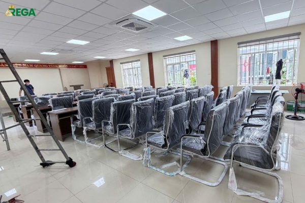 Hệ thống bàn làm việc màu nâu vân gỗ trong dự án VN Post Sơn Tây